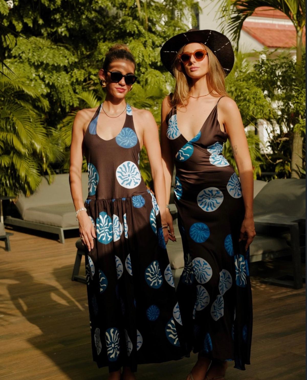 Look estampado marron y azul